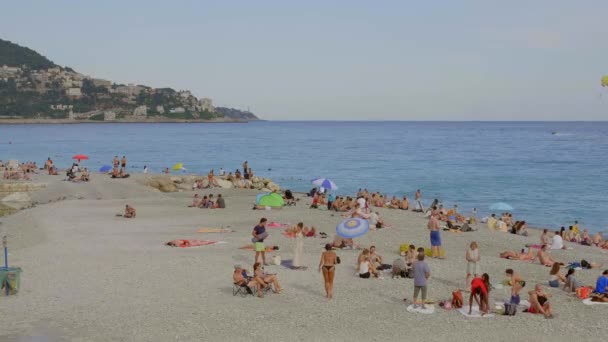 Stranden en Strandclubs in Nice - Stad van NICE, FRANKRIJK - 10 juli 2020 — Stockvideo