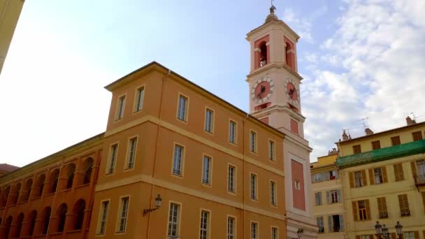 Historyczna dzielnica Nicei z kolorowymi budynkami - CITY of NICE, FRANCJA - LIPIEC 10, 2020 — Wideo stockowe