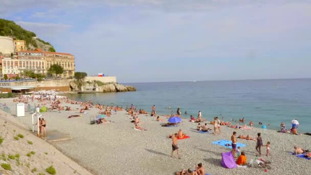 Prachtige Rivièra en strand van Nice aan de Cote D Azur - Stad van NICE, Frankrijk - JULI 10, 2020 — Stockvideo