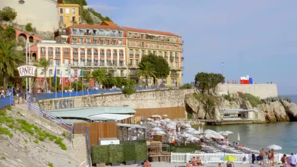 Piękne wybrzeże Nicei na Lazurowym Wybrzeżu - Miasto Miłego, Francja - Lipiec 10, 2020 — Wideo stockowe