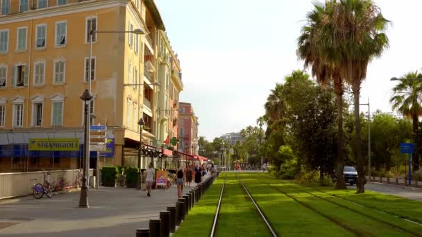 Tram tracks in het centrum van Nice - CITY OF NICE, FRANKRIJK - 10 JULI 2020 — Stockvideo