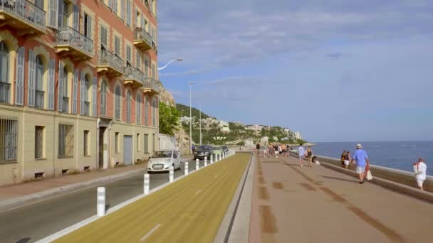 Schöne Strandpromenade von Nizza an der Cote D Azur - CITY OF NICE, FRANKREICH - 10. JULI 2020 — Stockvideo