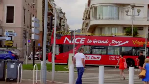 Sightseeing buss i staden Nice - City of NICE, FRANKRIKE - 10 juli 2020 — Stockvideo