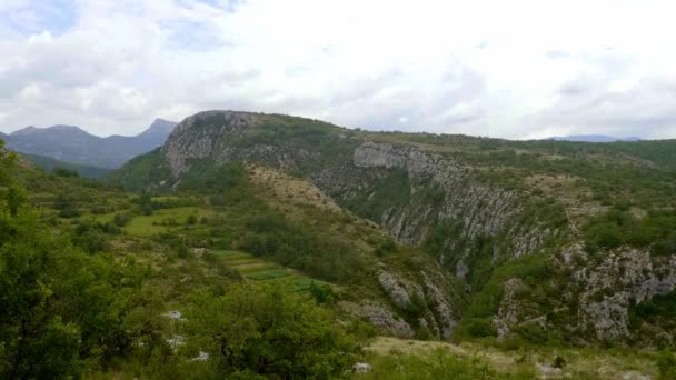 Typische Landschaft in den französischen Alpen — Stockvideo