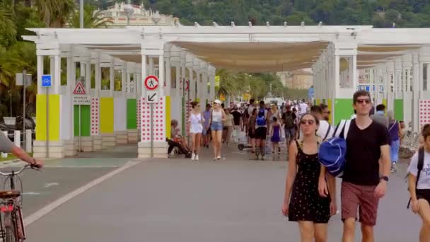La promenade de Nice est un lieu populaire en été - VILLE DE NICE, FRANCE - 10 JUILLET 2020 — Video