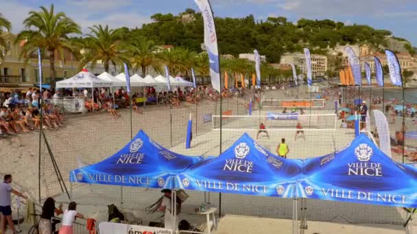 Siatkówka plażowa w Nicei - Miasto Miłosierdzia, Francja - LIPIEC 10, 2020 — Wideo stockowe