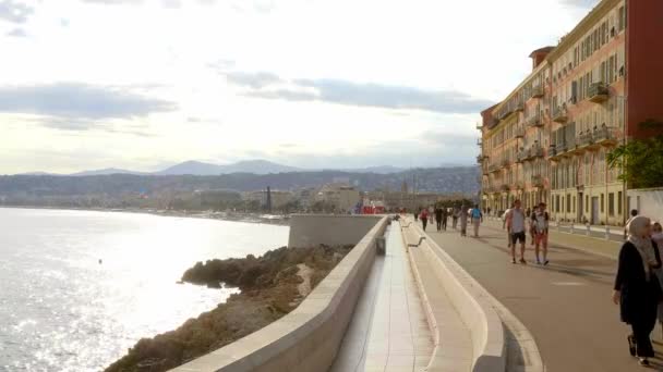 Spaziergang entlang der Strandpromenade von Nizza an der Cote D Azur - CITY OF NICE, FRANKREICH - 10. JULI 2020 — Stockvideo