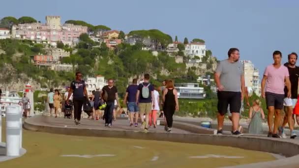 Touristen in Nizza - eine beliebte Stadt im Sommer - CITY OF NICE, FRANKREICH - 10. JULI 2020 — Stockvideo