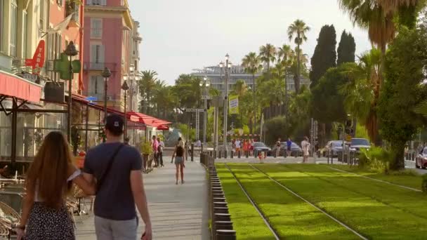 Tram tracks in het centrum van Nice - CITY OF NICE, FRANKRIJK - 10 JULI 2020 — Stockvideo