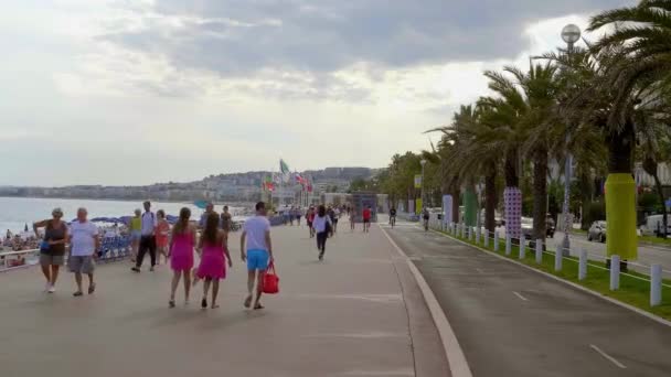 Promenaden i Nice är en populär plats på sommaren - City of NICE, FRANKRIKE - 10 juli 2020 — Stockvideo