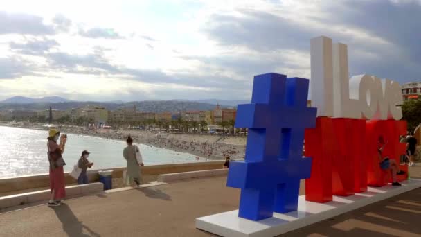 Me encantan las cartas bonitas en la Riviera de Niza - CITY OF NICE, FRANCIA - 10 DE JULIO DE 2020 — Vídeo de stock