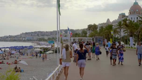 Promenada w Nicei jest popularnym miejscem latem - CITY of NICE, FRANCJA - LIPIEC 10, 2020 — Wideo stockowe