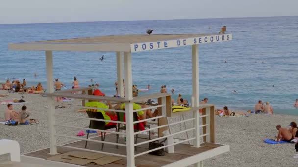 Stranden en Strandclubs in Nice - Stad van NICE, FRANKRIJK - 10 juli 2020 — Stockvideo