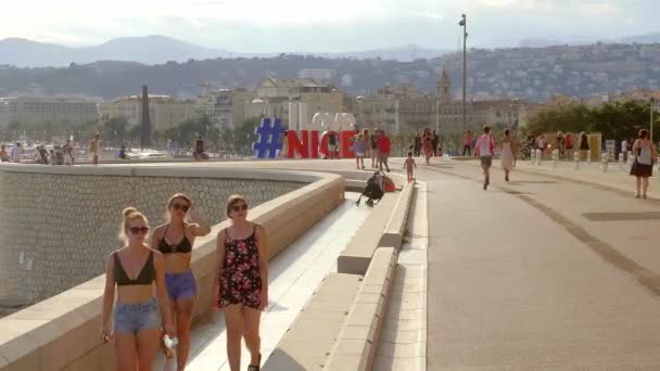 Променад Мбаппе в Ницце на Лазурном Берегу - CITY OF NICE, Франция - 10 июля 2020 года — стоковое видео
