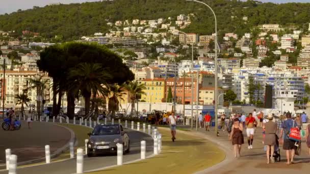 Caminhando ao longo da beira-mar de Nice na Cote D Azur - CIDADE DE NICE, FRANÇA - JULHO 10, 2020 — Vídeo de Stock