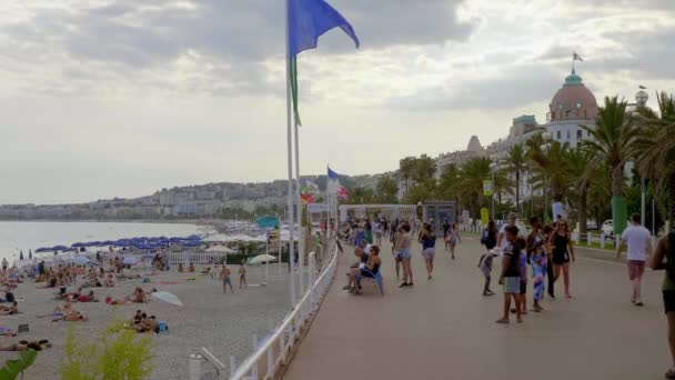 O passeio em Nice é um lugar popular no verão - CIDADE DE NICE, FRANÇA - JULHO 10, 2020 — Vídeo de Stock