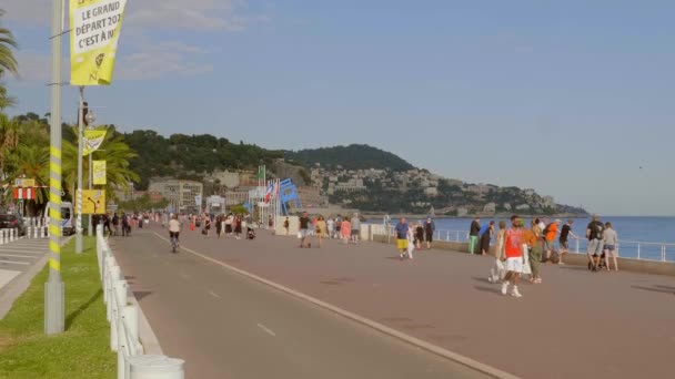 Promenaden i Nice är en populär plats på sommaren - City of NICE, FRANKRIKE - 10 juli 2020 — Stockvideo