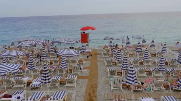 Les plages et les clubs de plage de Nice - VILLE DE NICE, FRANCE - 10 JUILLET 2020 — Video