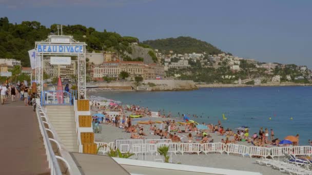 Berömda Beau Rivage Beach Club i Nice - City of NICE, FRANKRIKE - 10 juli 2020 — Stockvideo