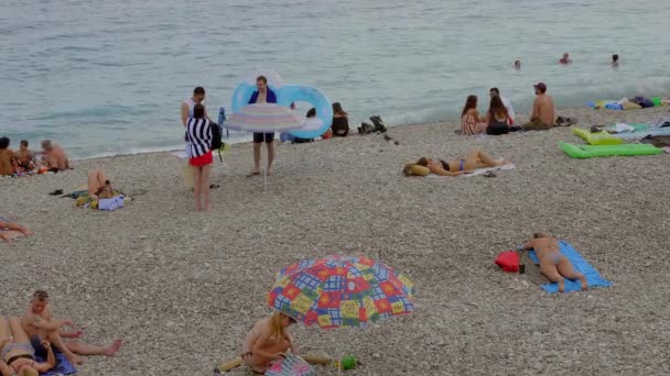 Stränder och strandklubbar i Nice - City of NICE, FRANKRIKE - 10 juli 2020 — Stockvideo