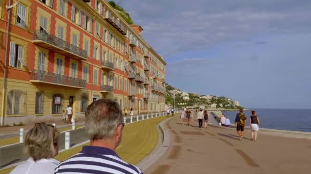 Schöne Strandpromenade von Nizza an der Cote D Azur - CITY OF NICE, FRANKREICH - 10. JULI 2020 — Stockvideo