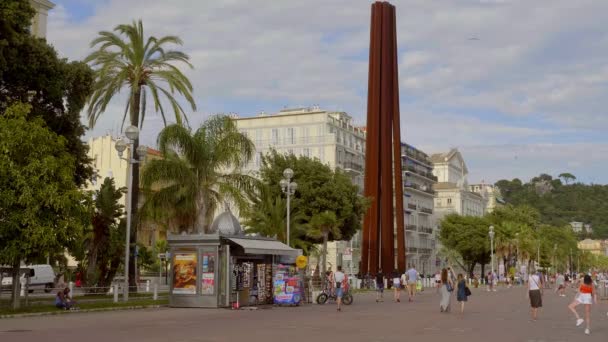 Sculpture en fer dans la ville de Nice appelée Neuf Lignes Obliques - VILLE DE NICE, FRANCE - 10 JUILLET 2020 — Video