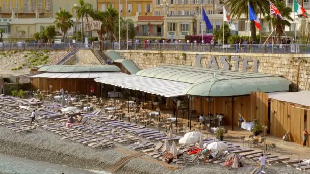 Famosa playa de Castel en Niza en la Costa Azul - CIUDAD DE Niza, FRANCIA - 10 DE JULIO DE 2020 — Vídeos de Stock