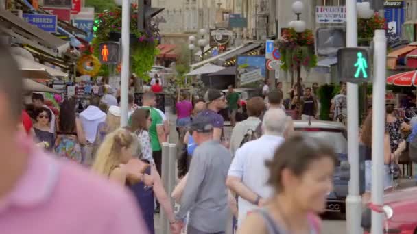 Krásné místo na Francouzské riviéře je v létě rušné - CITY OF NICE, FRANCIE - 10. června 2020 — Stock video