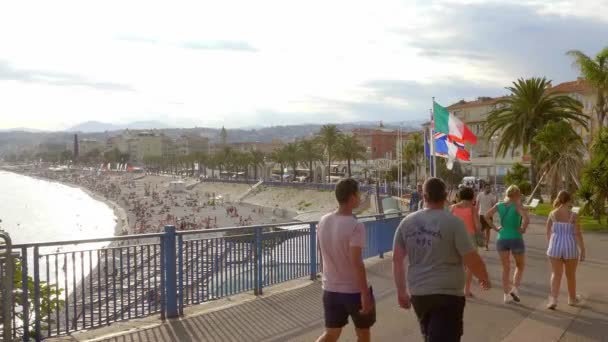 Touristen in Nizza - eine beliebte Stadt im Sommer - CITY OF NICE, FRANKREICH - 10. JULI 2020 — Stockvideo