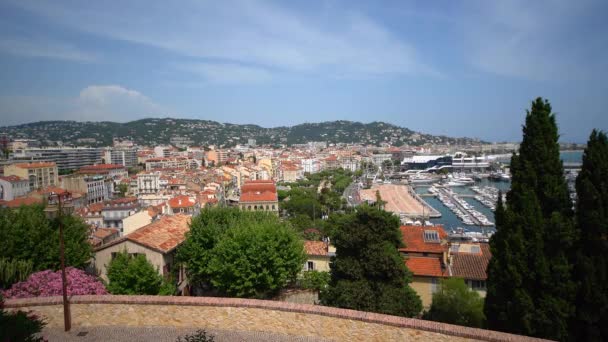 Luchtfoto over de stad Cannes — Stockvideo