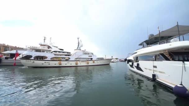 Luxury Yachts in the harbor of Saint Tropez - ST TROPEZ, FRANCE - JULY 13, 2020 — Stock Video