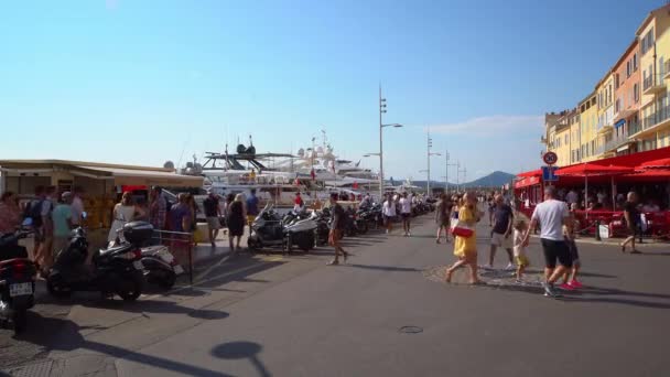 Yates de lujo en el puerto de Saint Tropez - ST TROPEZ, FRANCIA - 13 DE JULIO DE 2020 — Vídeos de Stock