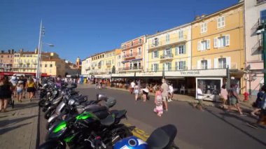 Saint Tropez limanındaki lüks yatlar - ST TROPEZ, FRANCE - 13 Temmuz 2020