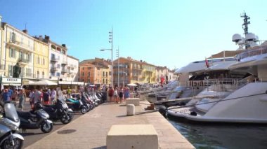 Saint Tropez limanındaki lüks yatlar - ST TROPEZ, FRANCE - 13 Temmuz 2020