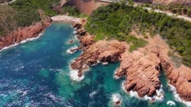 Fransa 'nın güney kıyısındaki Cap Roux' daki muhteşem Cote D Azur.