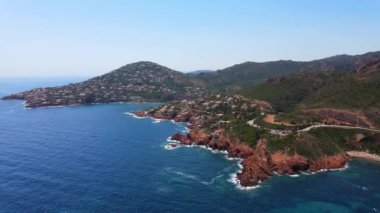 Cap Roux - Fransa 'daki Cote D Azur' daki kırmızı pelerin.