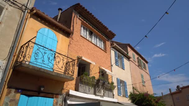 Vista típica en el distrito histórico de Saint Tropez- ST TROPEZ, FRANCIA - 13 DE JULIO DE 2020 — Vídeos de Stock