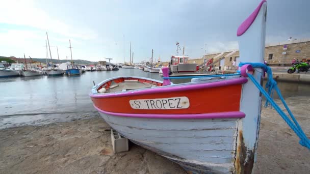 Vacker båt Saint Tropez - ST TROPEZ, FRANKRIKE - 13 juli 2020 — Stockvideo