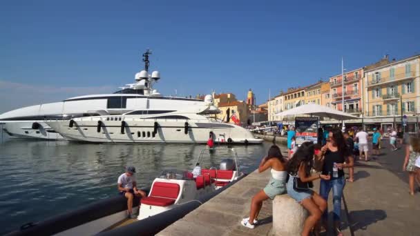 Luxus jachtok Saint Tropez kikötőjében - ST TROPEZ, Franciaország - Július 13, 2020 — Stock videók