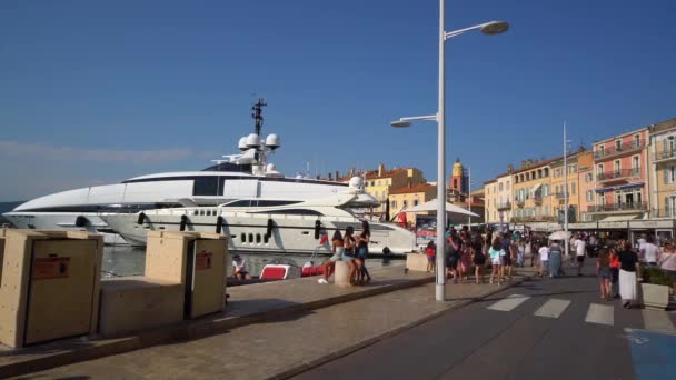 Berömd hamn i Saint Tropez- ST TROPEZ, FRANKRIKE - 13 juli 2020 — Stockvideo
