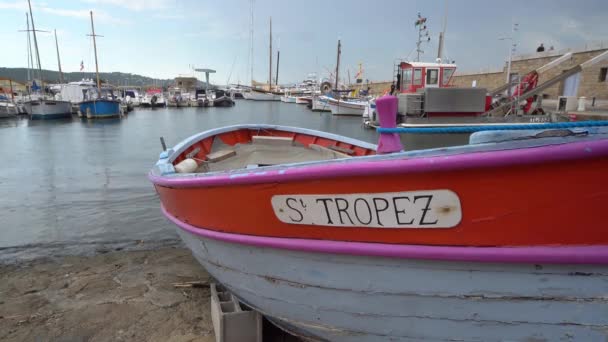 Güzel tekne Saint Tropez - Aziz TROPEZ, FRANSA - 13 Temmuz 2020 — Stok video