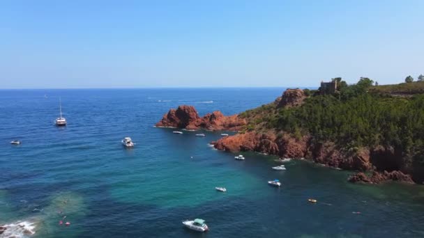 Increíble vista aérea sobre Cap Roux en Francia en la Costa Azul — Vídeos de Stock