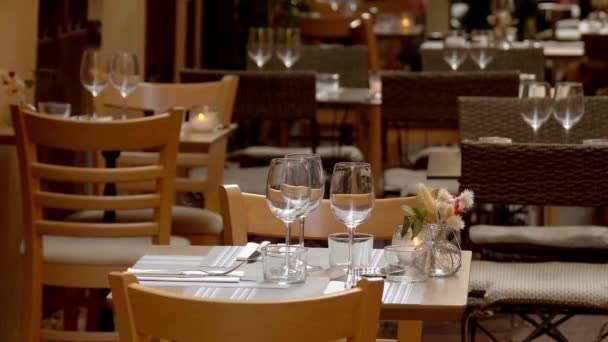 Pequeños restaurantes callejeros en el distrito histórico de Niza — Vídeo de stock