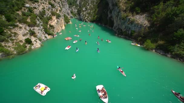 Barcos no rio Verdon em França - Canyon de Verdon - SAINTE CROIX, FRANÇA - JULHO 12,2020 — Vídeo de Stock