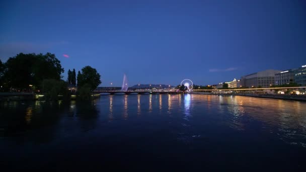 Beautiful seaside of Lake Geneva in the evening - GENEVA, SWITZERLAND - JULY 8, 2020 — Stock Video