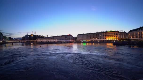 Vista panorâmica sobre o Lago de Genebra à noite - GENEVA, SUÍÇA - JULHO 8, 2020 — Vídeo de Stock