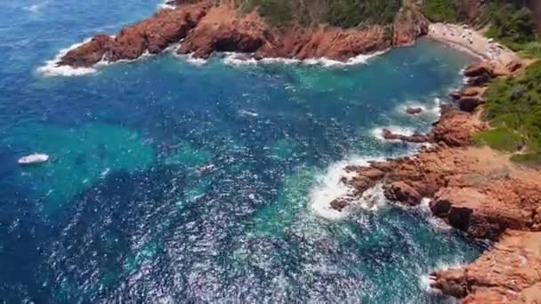 Increíble vista aérea sobre Cap Roux en Francia en la Costa Azul — Vídeos de Stock