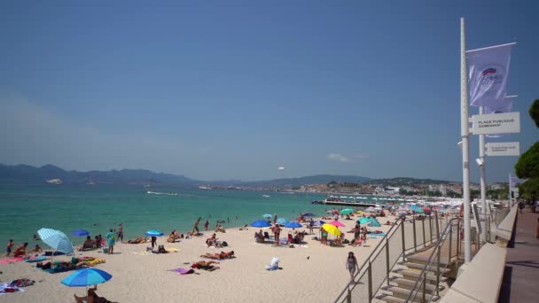 Praia Pública Zamenhof em Cannes - CANNES, FRANÇA - JULHO 10, 2020 — Vídeo de Stock