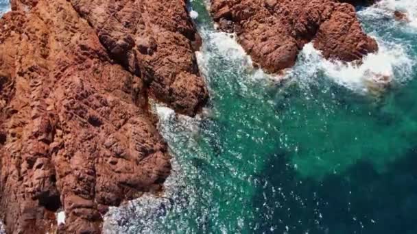 De prachtige Côte d 'Azur bij Cap Roux aan de zuidkust van Frankrijk — Stockvideo