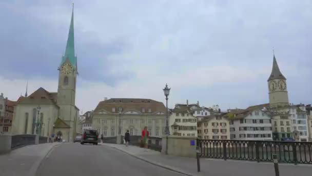 Los puentes de Zurich sobre Limmat River- ZURICH, SUIZA - 15 DE JULIO DE 2020 — Vídeos de Stock